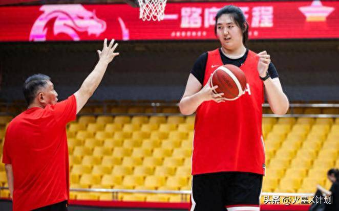 18岁张子宇跳级征战女篮亚洲杯：挑战与机遇并存