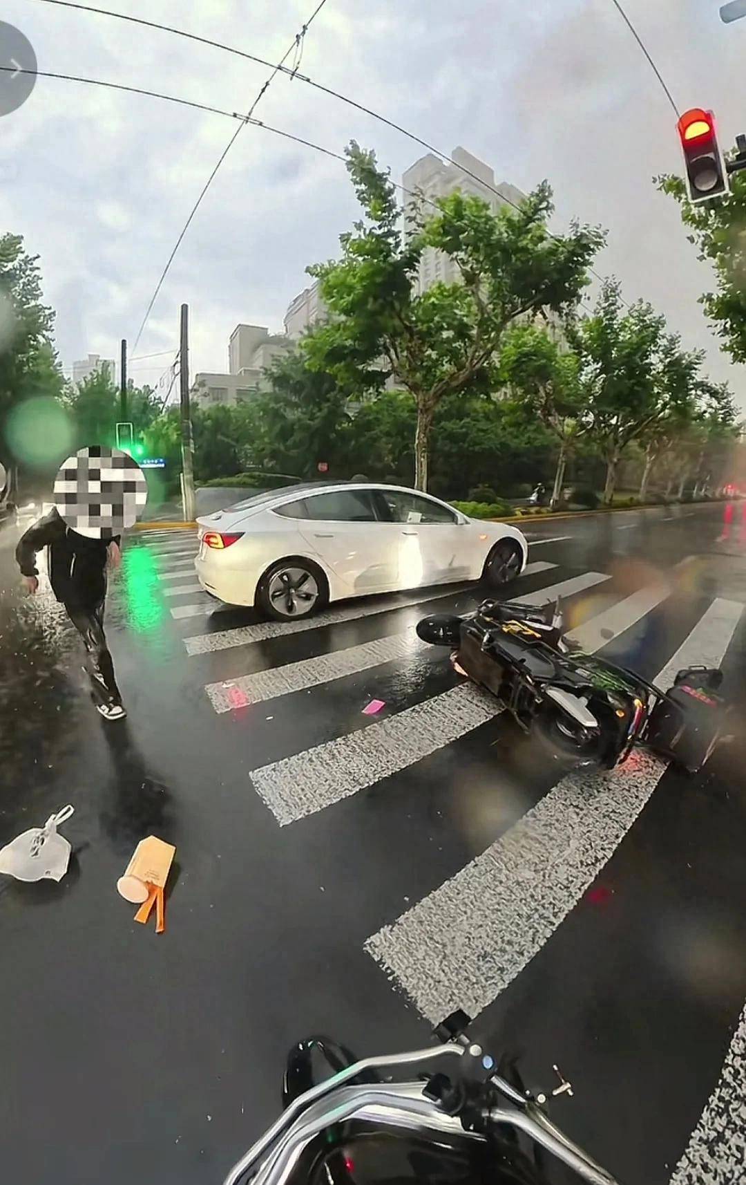 汽车撞倒外卖员被判全责,司机还不下车,800元私了