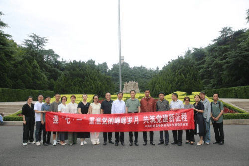 盱眙县餐饮业商会党支部赴南京雨花台开展党建活动(图3)