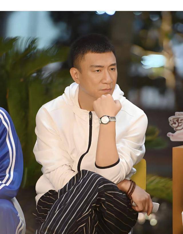 54岁孙红雷西班牙现身,红裤衩显身材五五分,面容松弛瘦了不少