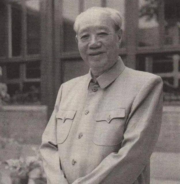 警卫宣布：在1976年总理Zhou的追悼会之前，Wang
