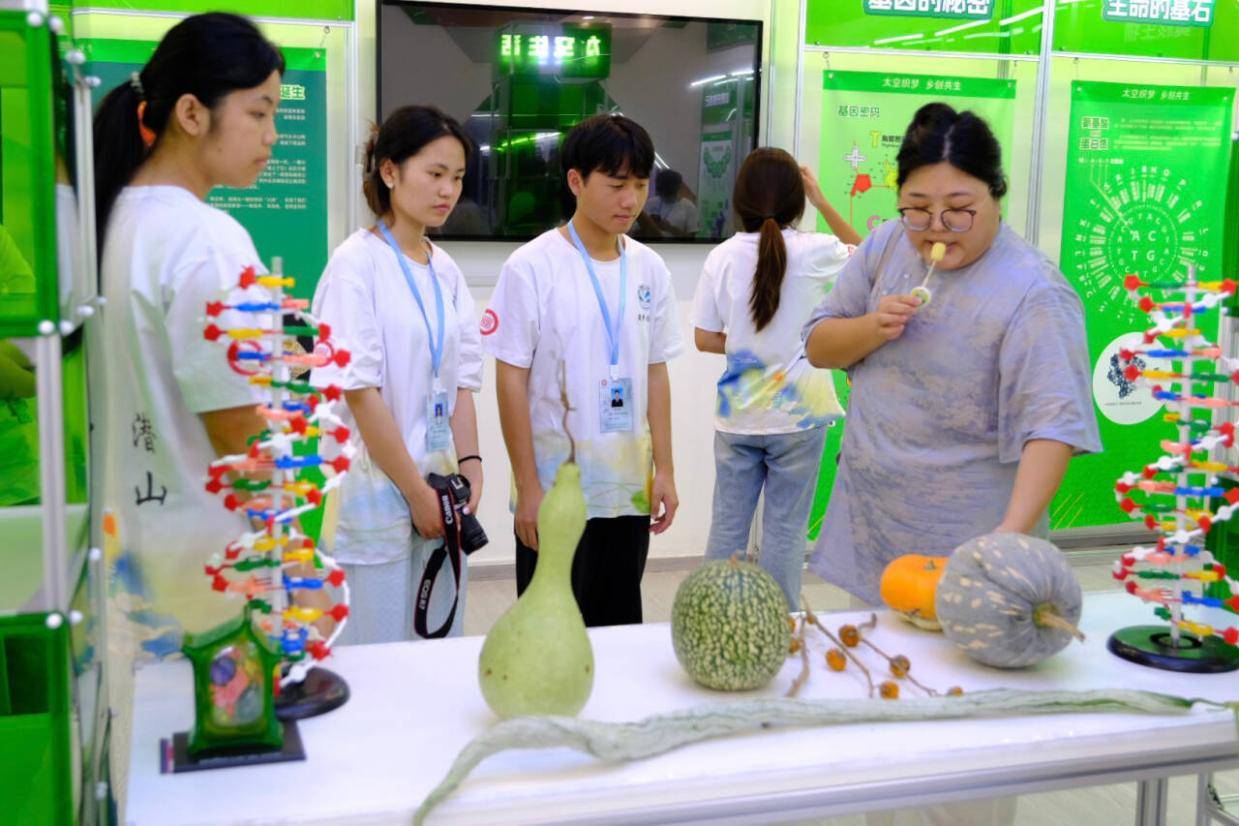 武昌理工学院影视传媒学院田野新青年志愿服务团之触摸航天农业脉搏点燃科技梦想