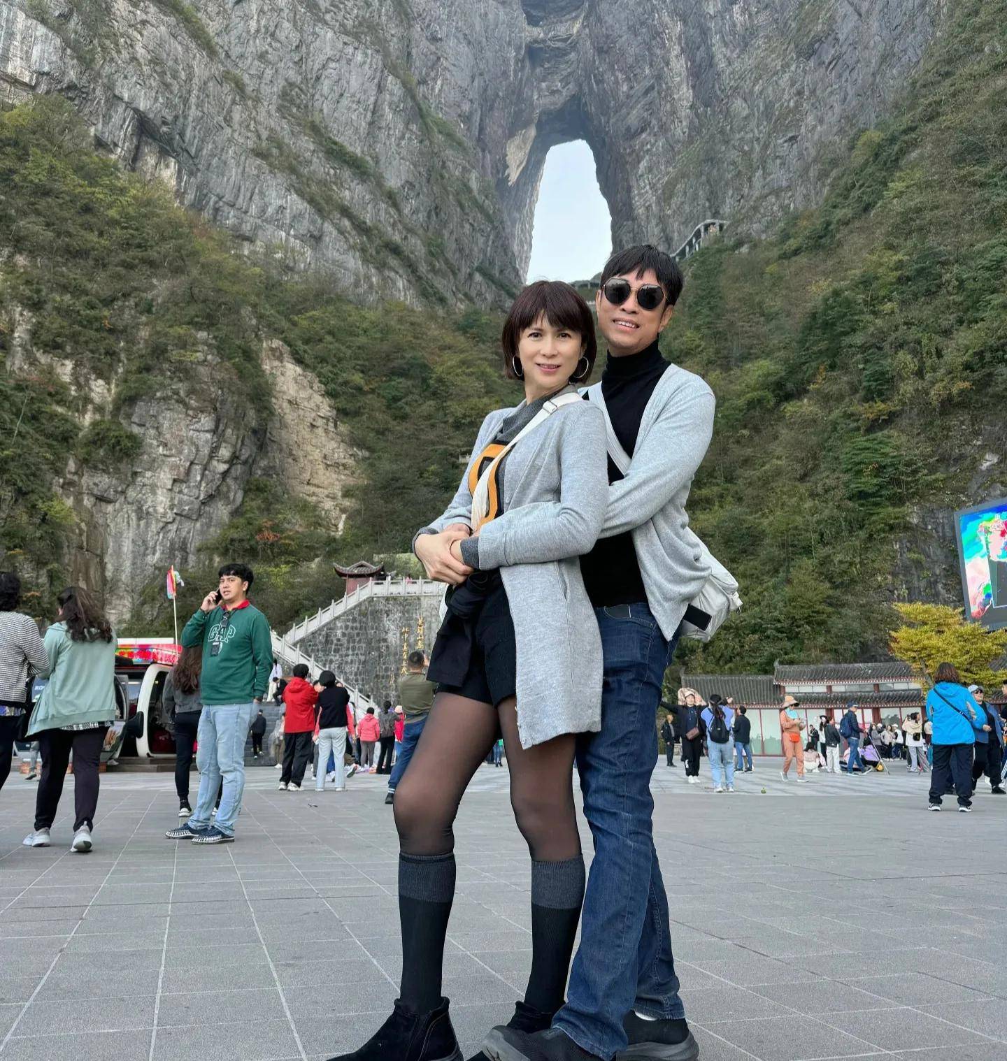 被爱子亲吻笑开怀,一家三口颜值高