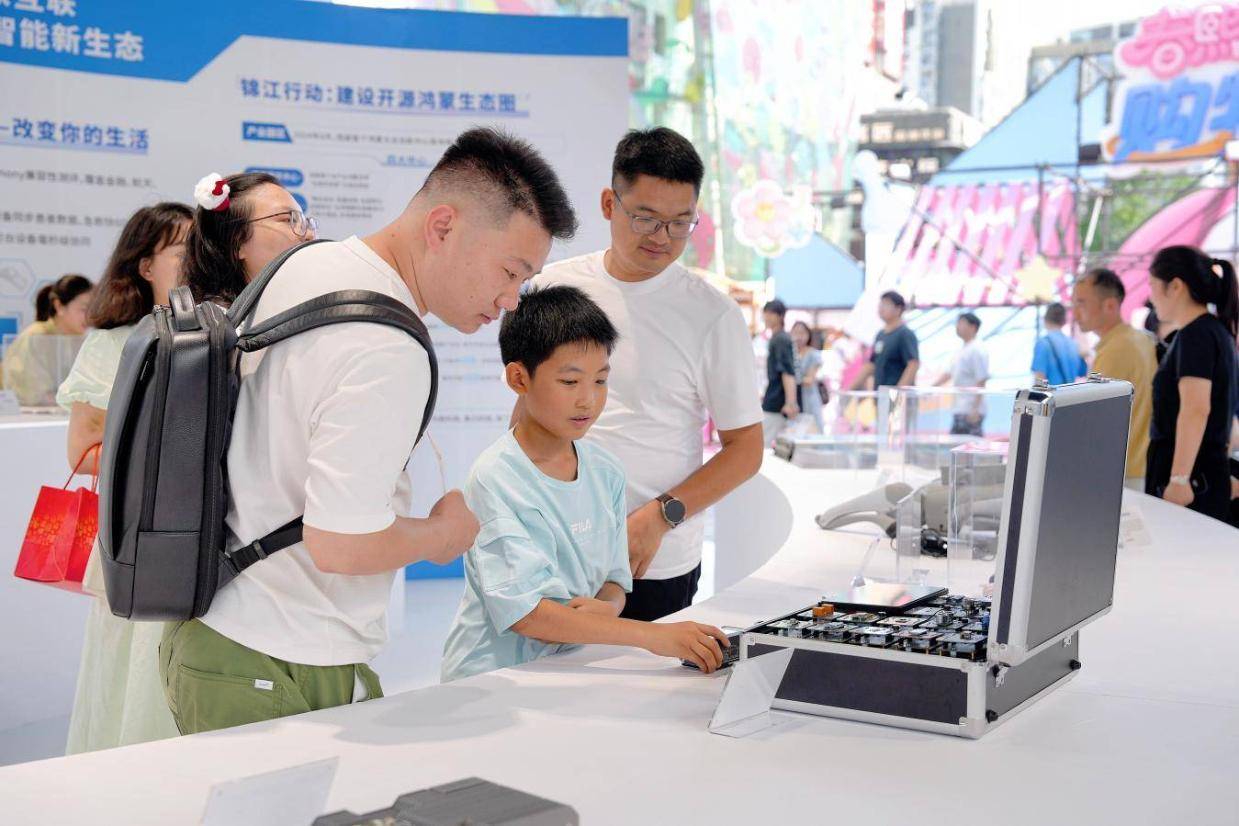 “经开区研发+春熙路首发”！锦江经开区未来科技产品首发活动举办！