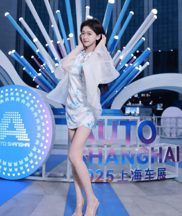 车模圈杀疯了!任绵绵一嗲,全场焦点都是她_搜狐汽车_搜狐网
