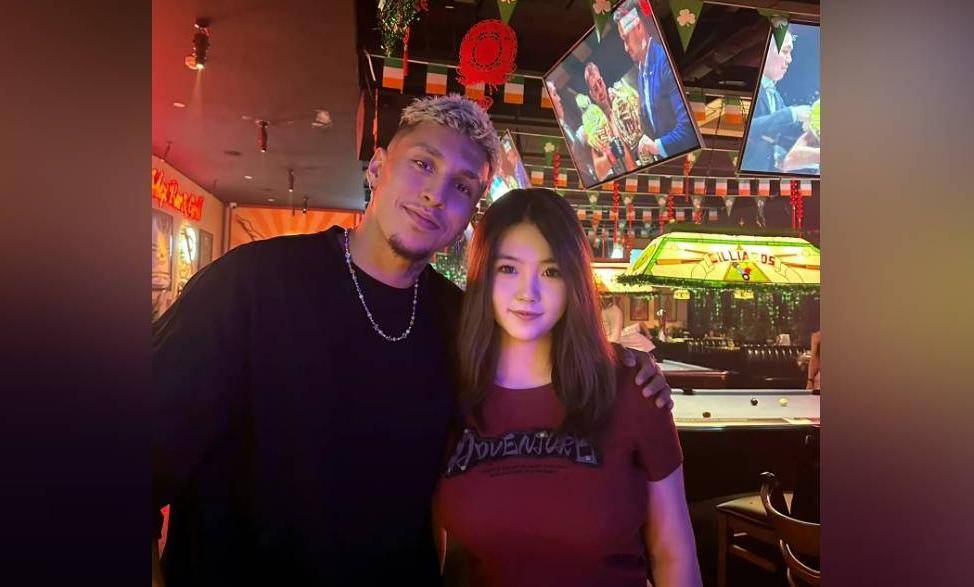 争议！克雷桑新女友生日宴仅披浴巾出镜，前妻颜值曾获球迷点赞