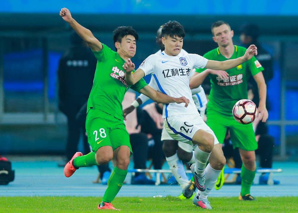 方昊间歇期亮相苏超！为家乡球队镇江加油，未来将继续留国安效力