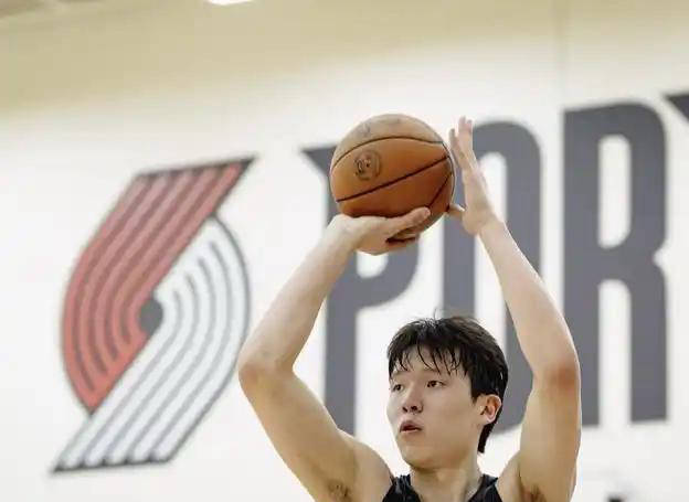 杨瀚森将于11点首秀对阵勇士，期待他与格林的对决