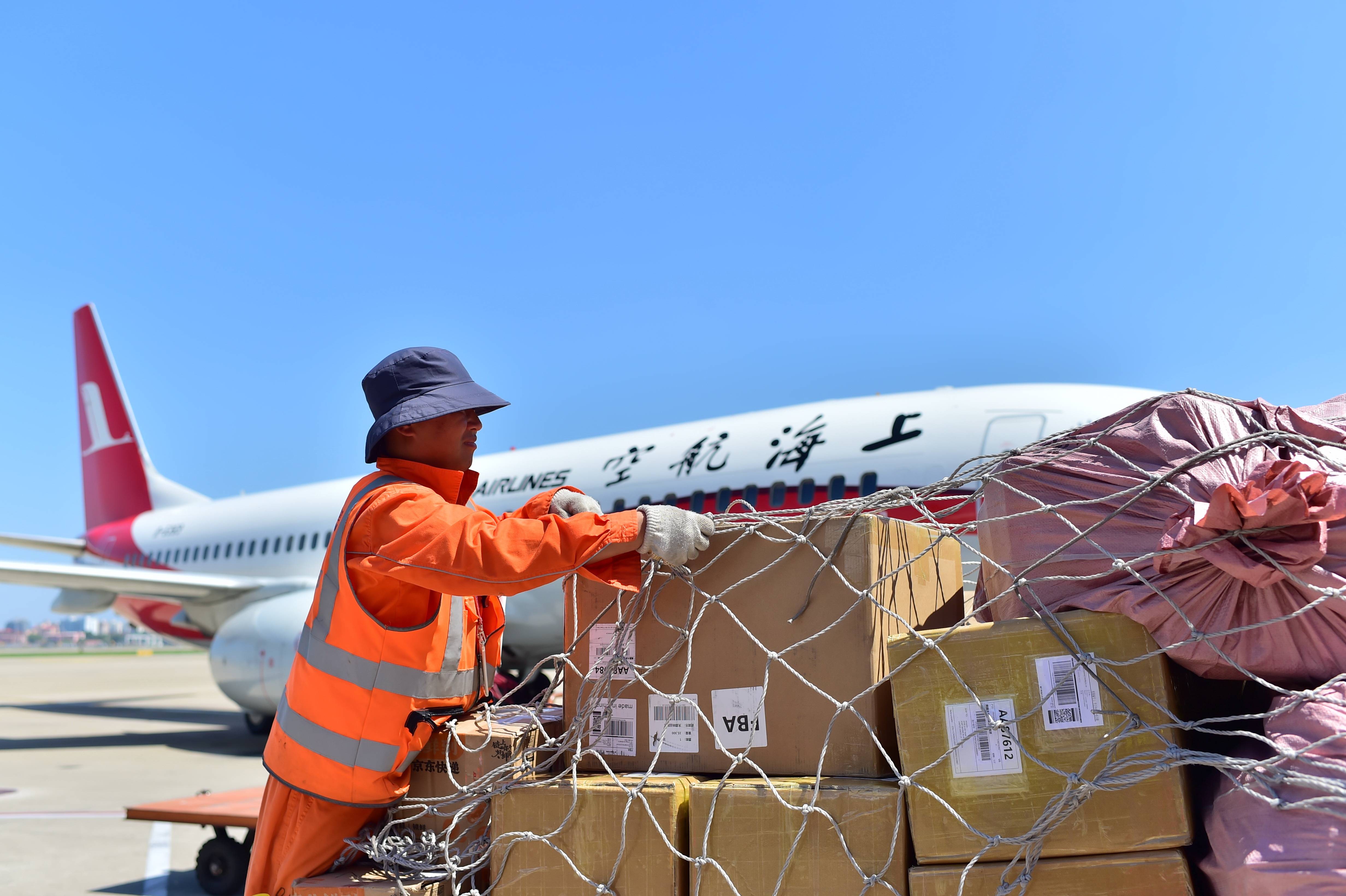 暑运旺季:东航装卸员说"行李明显多了"