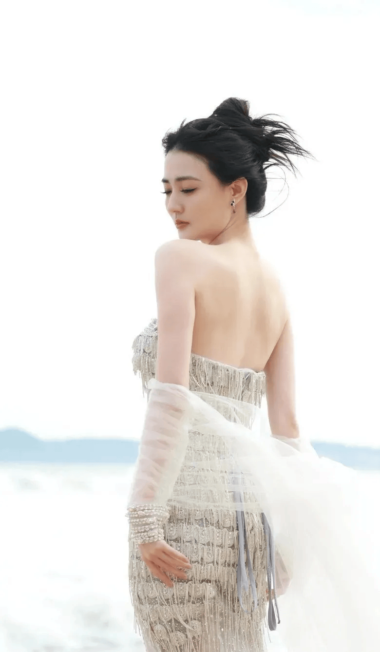 从童星到实力演员,徐璐在聚光灯下一路成长,而她在镜头前展现的每一面