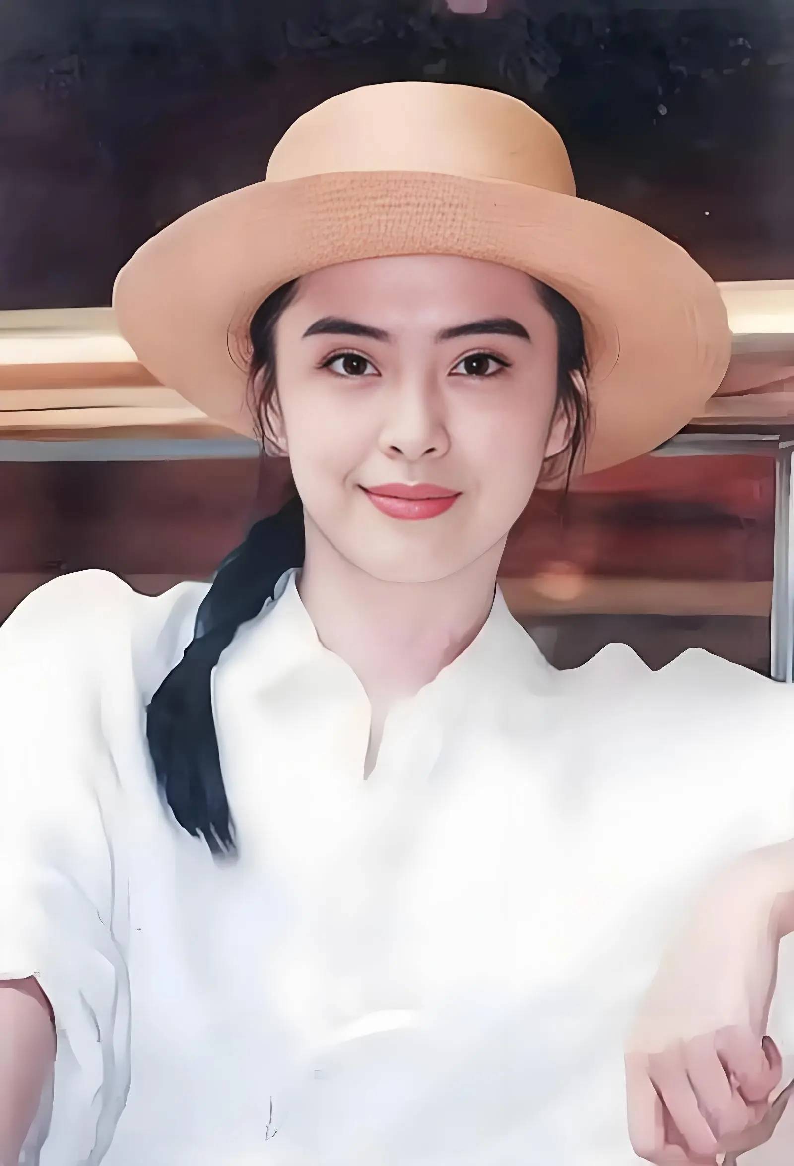 个清冷脱俗的小龙女形象曾因《神雕侠侣》成为无数人心中的古装女神