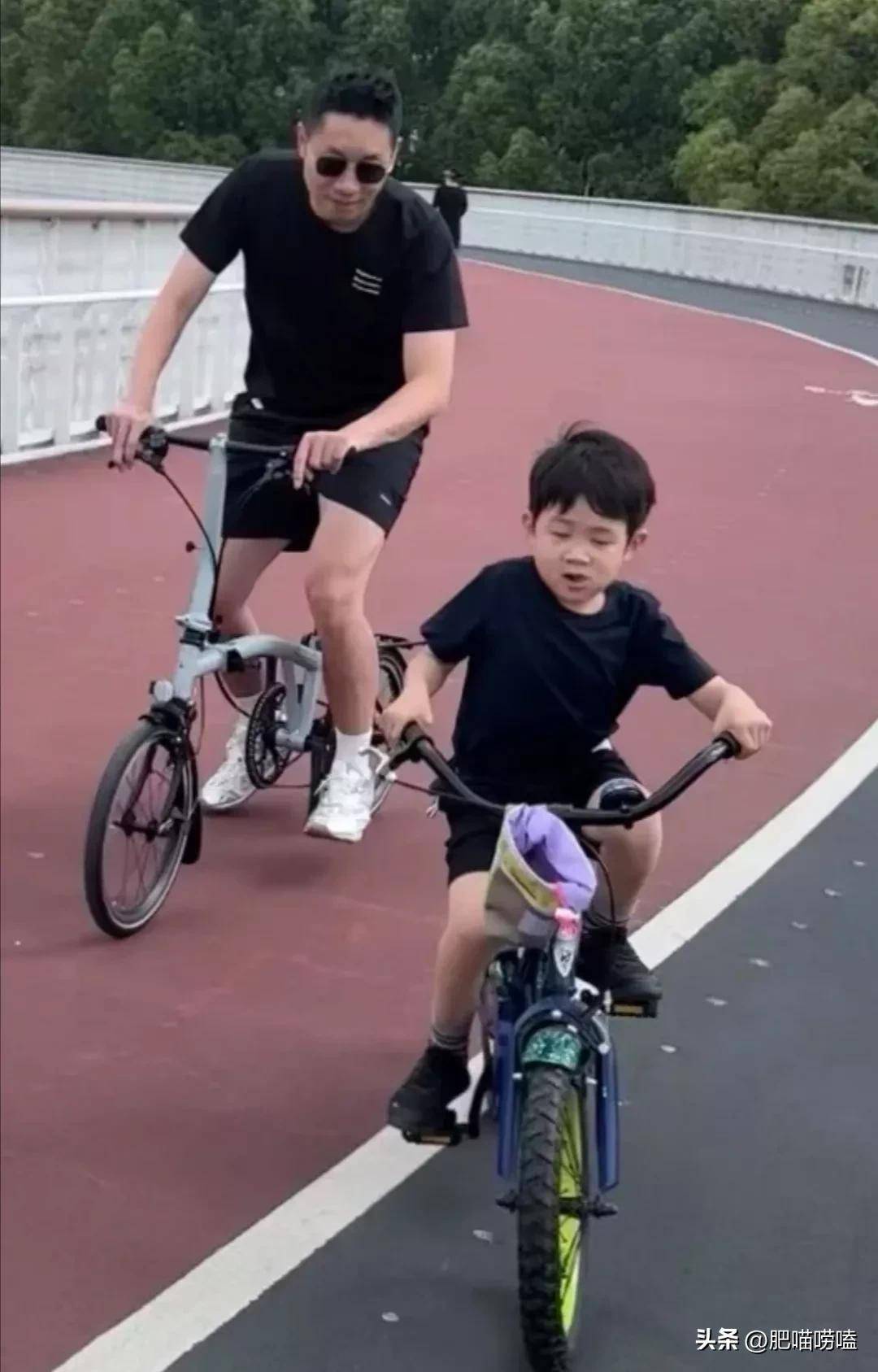 35岁许昕陪儿子骑车,女儿爬肩坐,三口之家合影笑逐颜开