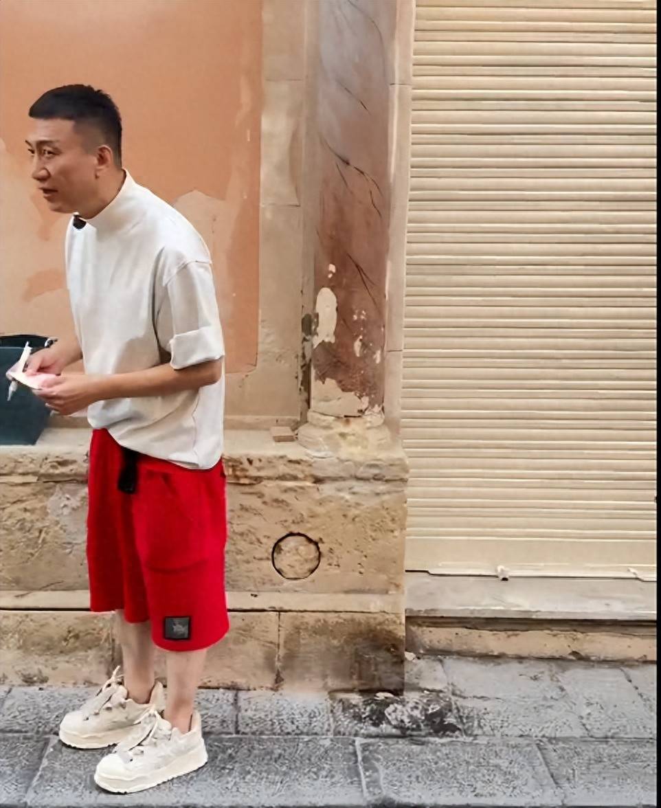 54岁孙红雷西班牙街头被偶遇,又瘦又没精神,给粉丝签名超暖心!