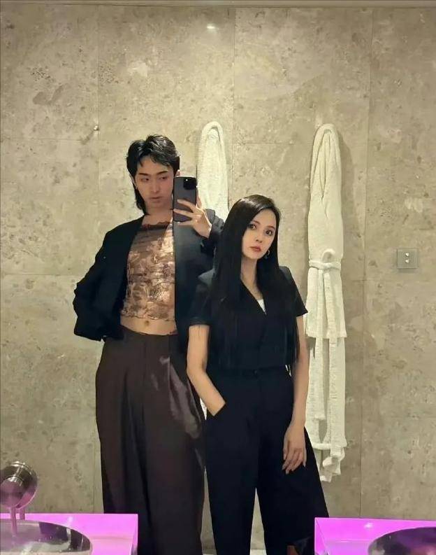 伊能静儿子恩利首登封面!男女装轮换造型,雌雄难辨