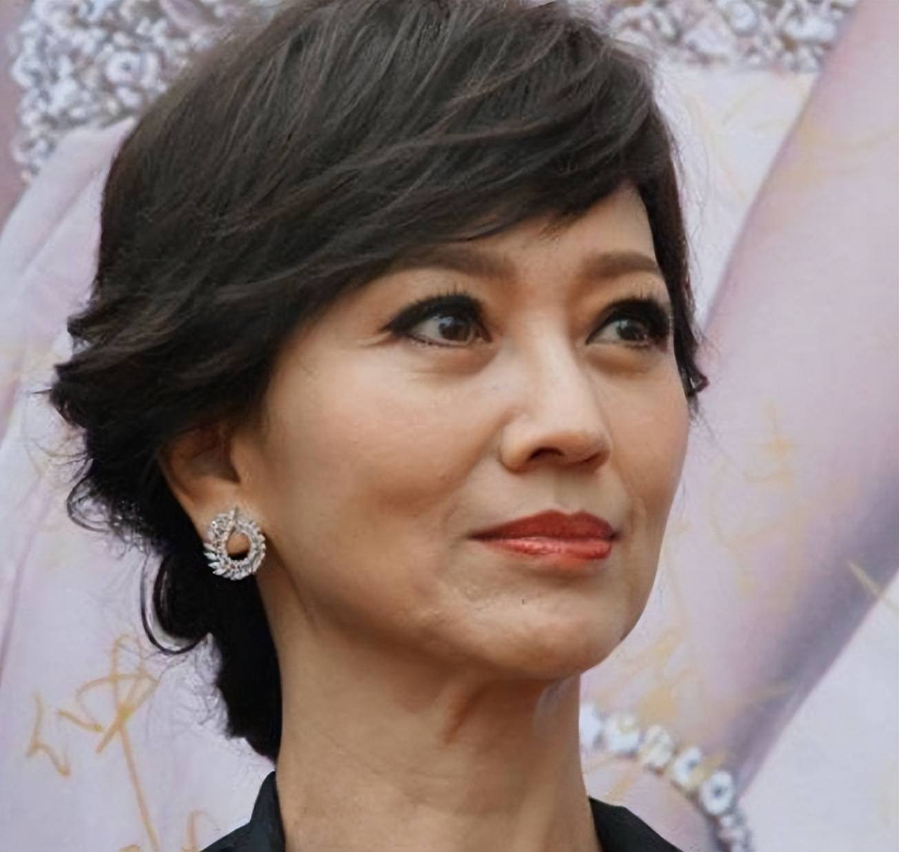 港媒爆料赵雅芝日子挺苦的,被3个儿子长期啃老,71岁还不能老