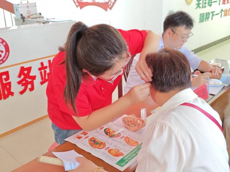 亳州学院开展“中医义诊惠乡亲 药研深析送康言”社会实践活动