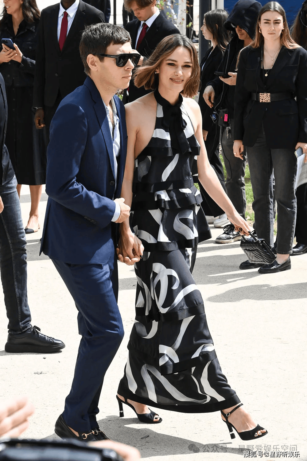 凯拉·奈特莉罕见公开露面，牵手老公亮相巴黎时装周_搜狐网, image size:1000x1500