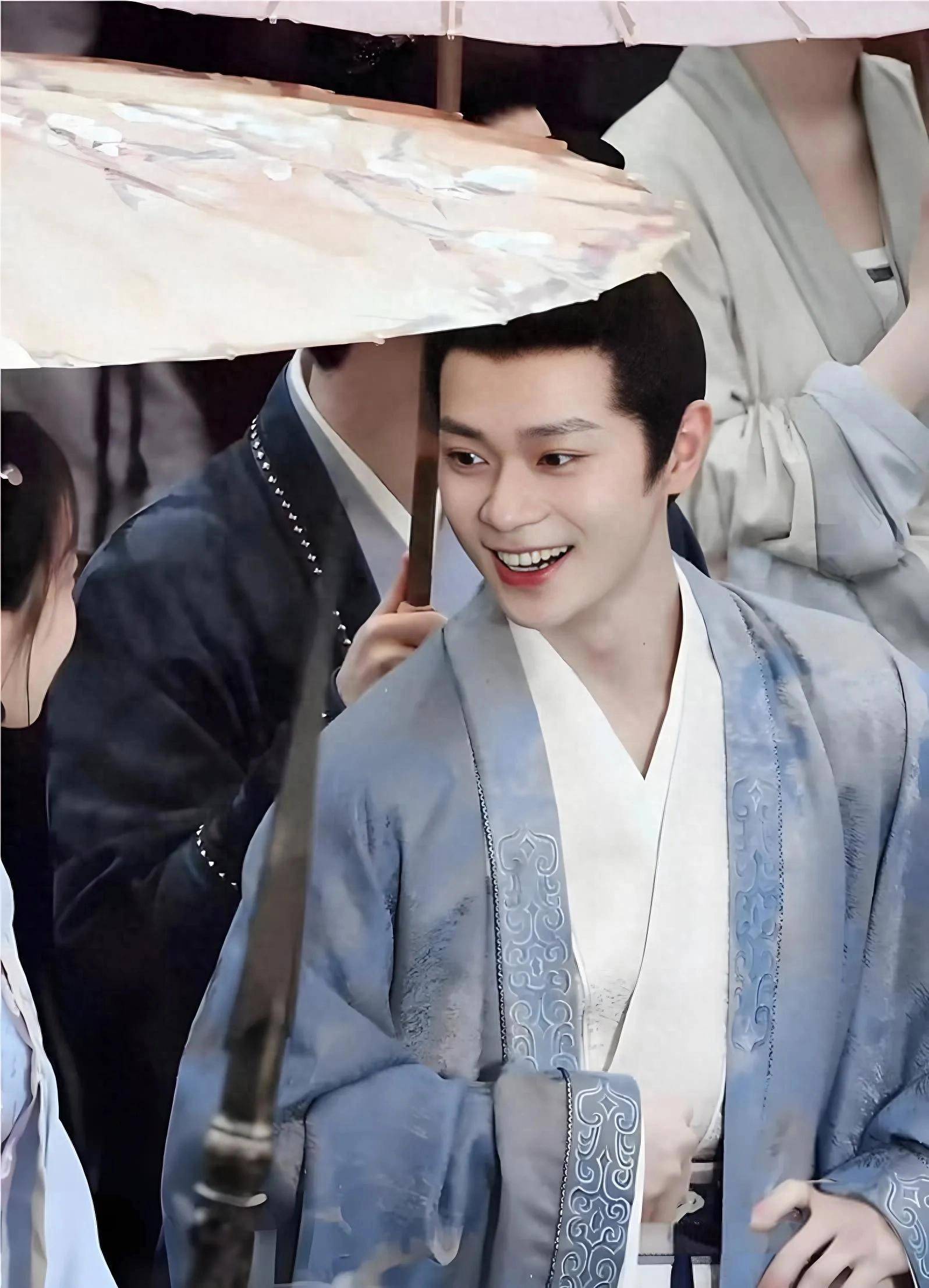 曹骏罕见晒"美男出浴"照,腹肌胸肌清晰可见,笑死在网友评论区