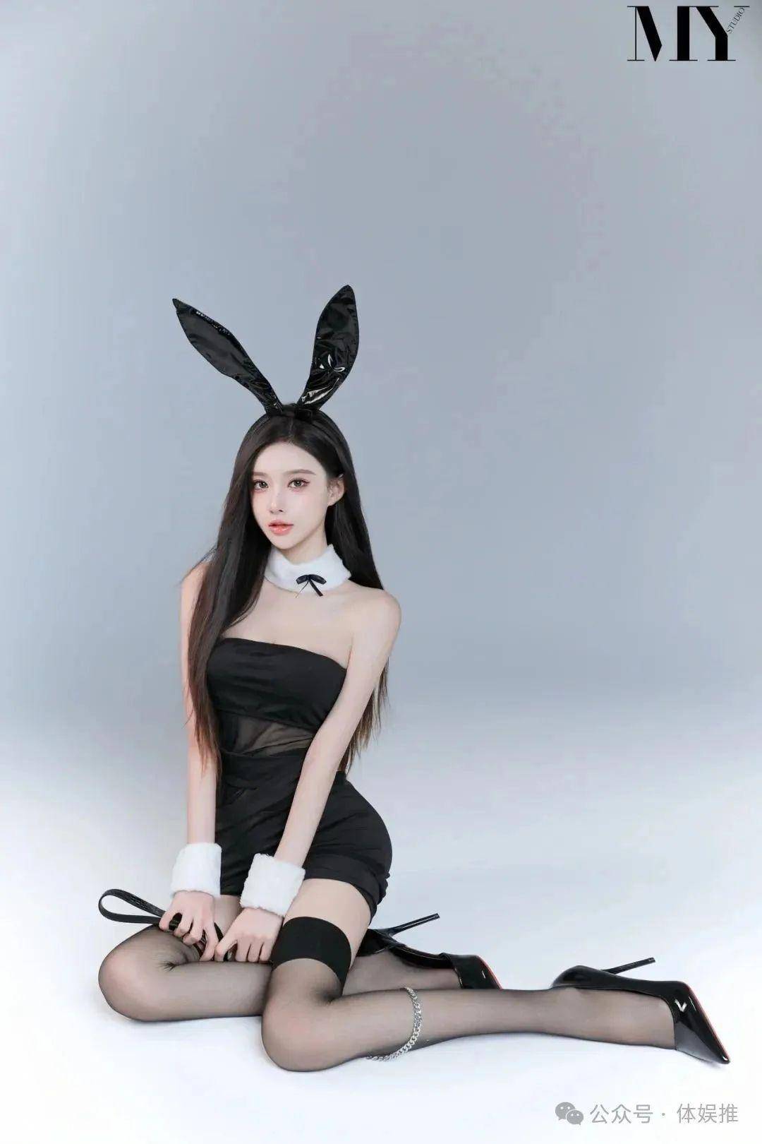 俏皮兔女郎穿搭上线!黑色长筒丝袜打造性感甜酷风