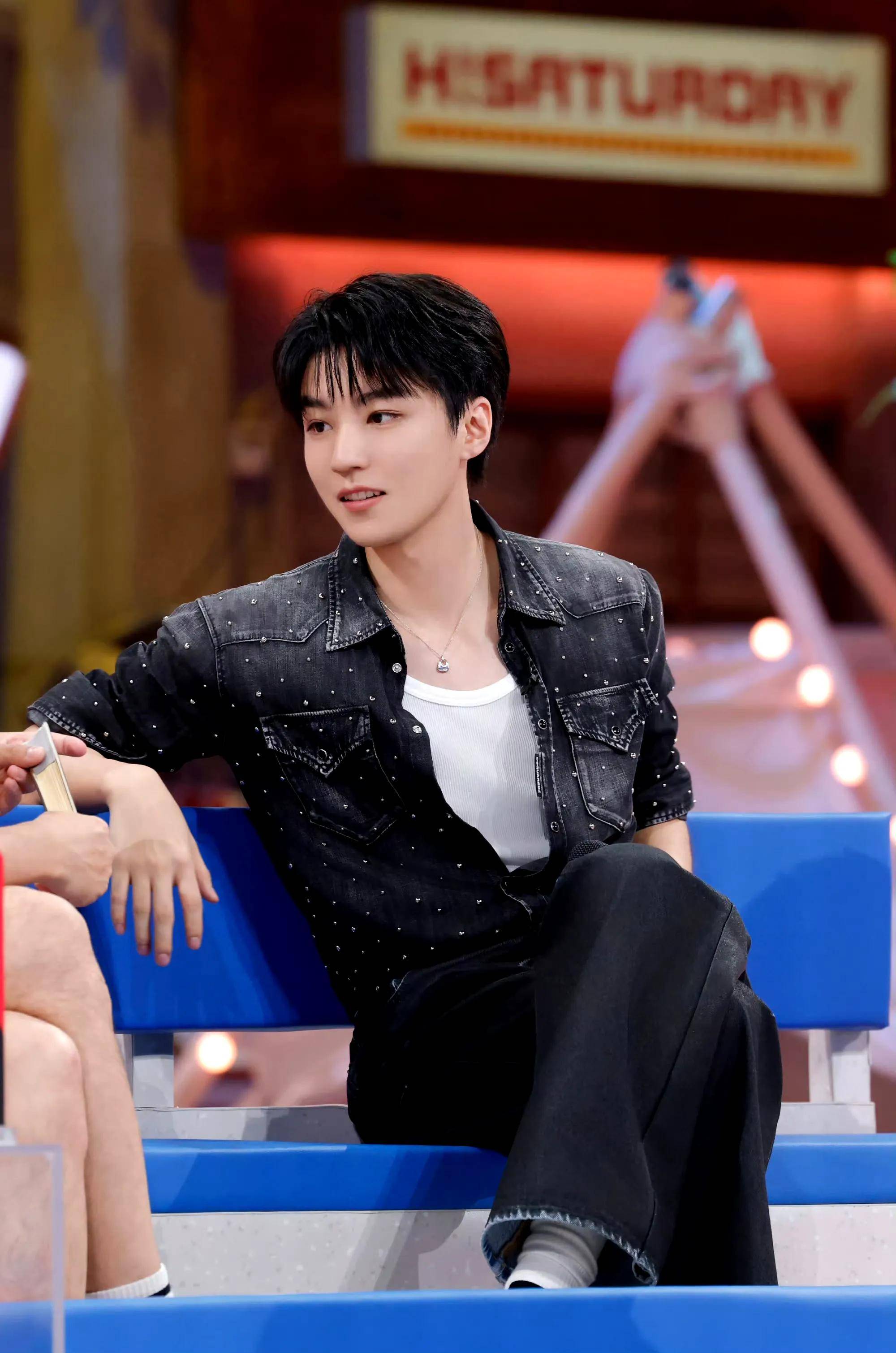 丁程鑫是目无尊长,竟然敢泼王俊凯水,到底怎么回事儿呢?