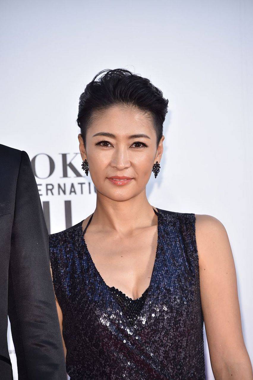 演员梁静现状:是影视公司ceo,17岁女儿身材火辣,母女像姐妹花