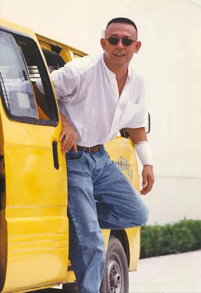 姜文姜武兄弟情深,两妻却天差地别,姜文果然"路子很野"