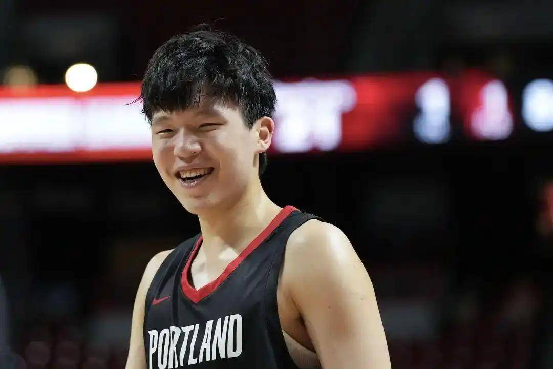 杨瀚森夏季联赛首秀惊艳 全能数据助开拓者大捷