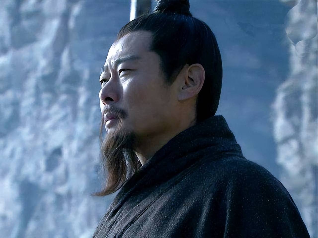 鲁肃面对关羽,毫无畏惧,单刀赴会,他镇定自若,凭借着出色的口才与机智