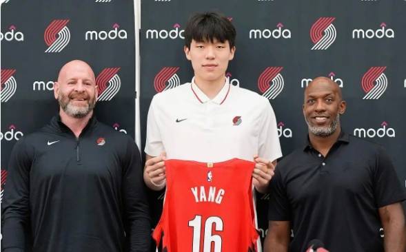 杨瀚森首秀砍10分4板5助3帽！媒体专家盛赞：球感出色，有约基奇之风