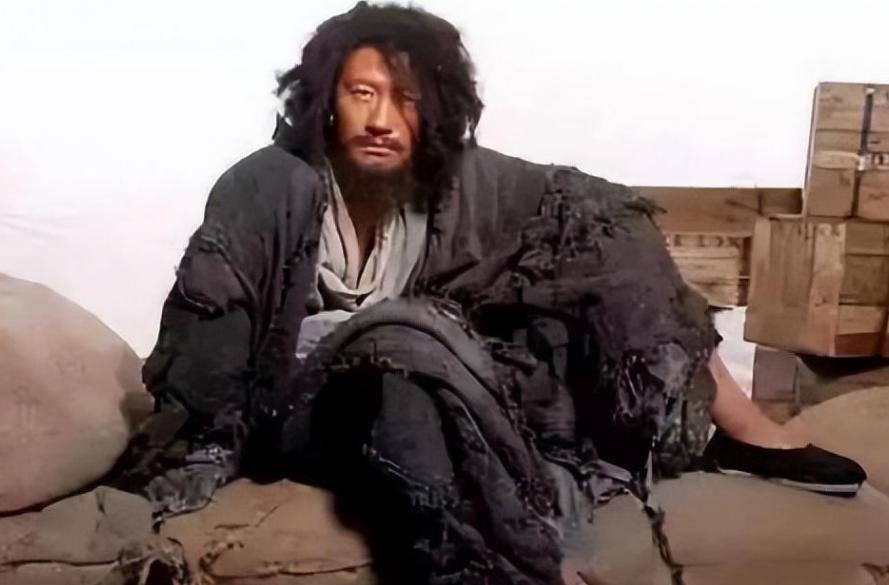 民国东北"丐帮帮主":乞讨来的剩饭菜,要先把肉和丸子挑给他