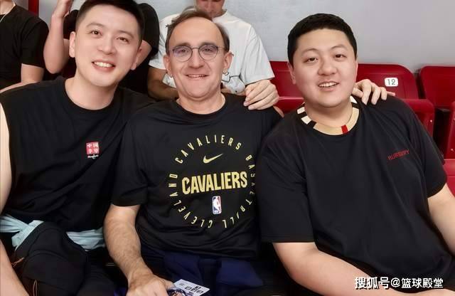 杨鸣晒图公开支持杨瀚森，与乌戈刘子庆现场观战，小杨完美发挥！_1