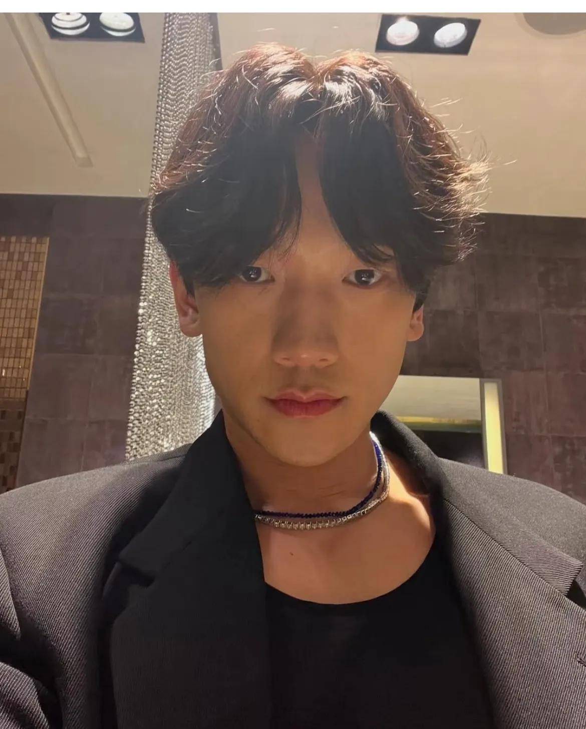 rain郑智薰罕见晒自拍,大鼻头人中长刘海奇怪,笑死在网友评论区