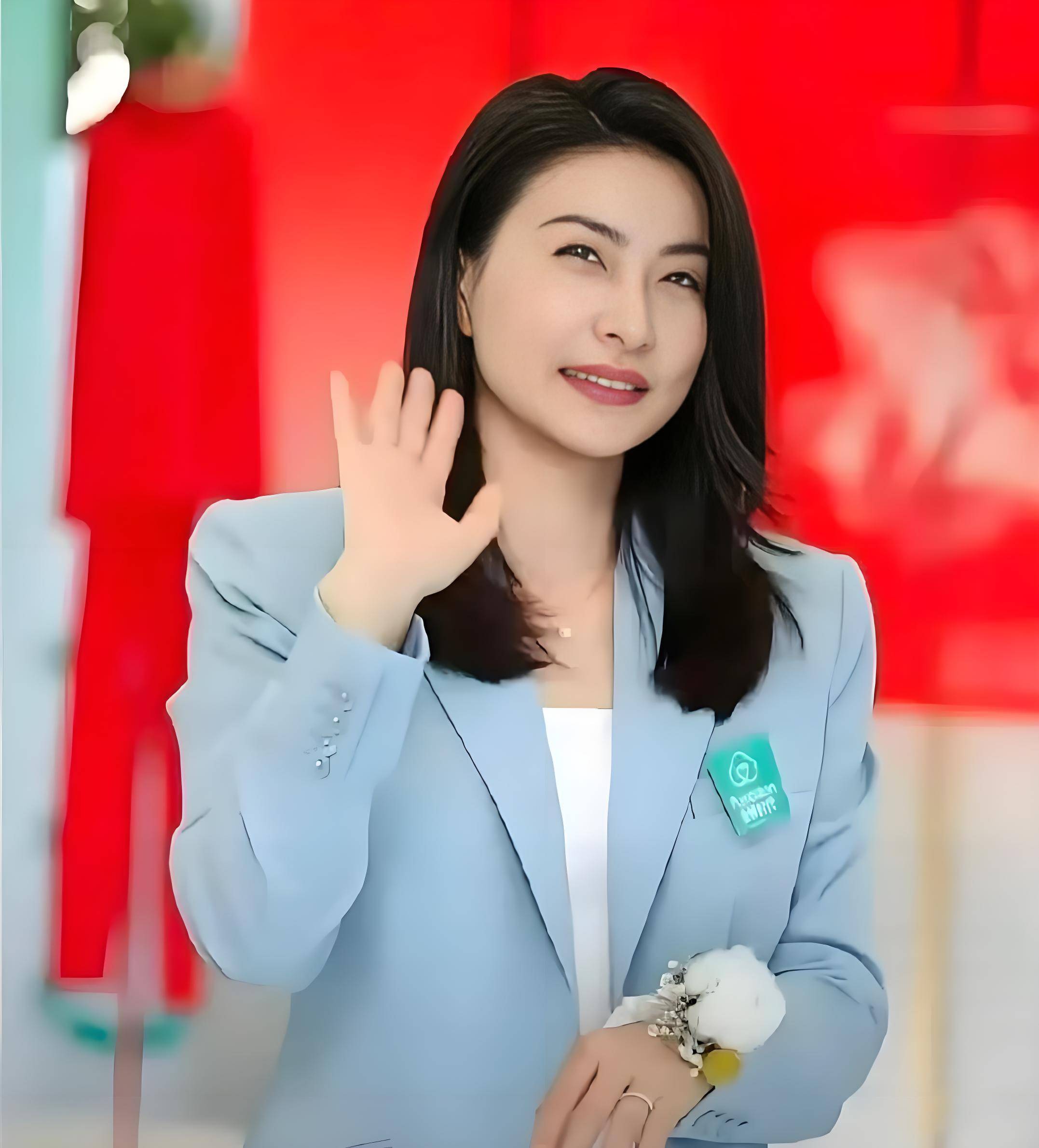 43岁郭晶晶素颜背万元包,参观山东舰,合影秒杀众多名媛