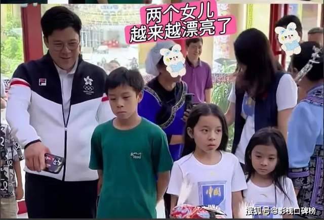 郭晶晶全家贵州乡村行：体验非遗文化，霍中曦敲打水族铜鼓