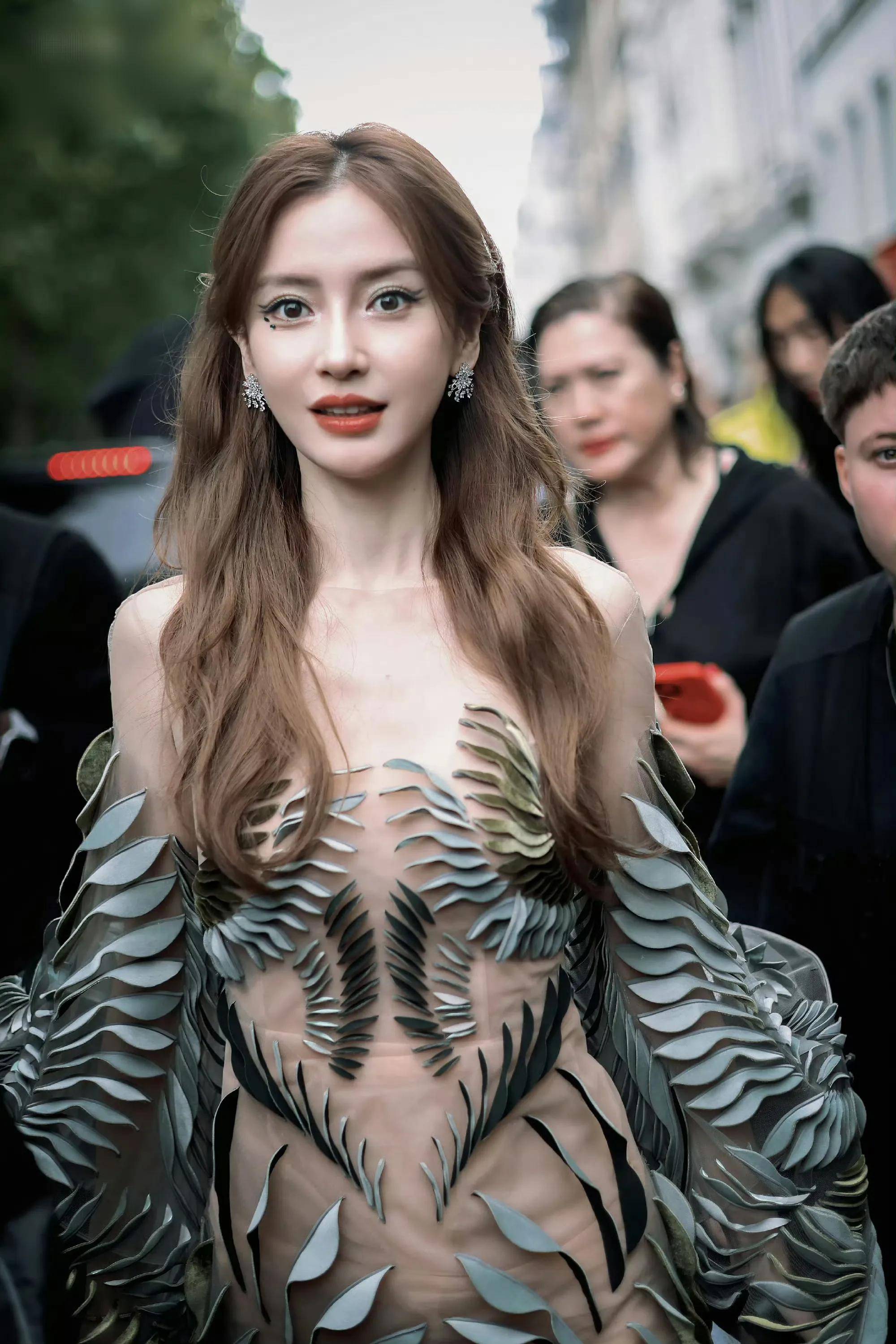 但看angelababy就显得简单多了