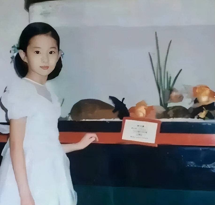 刘亦菲小学旧照被同学曝光,25年前就住大别墅,整没整容一目了!