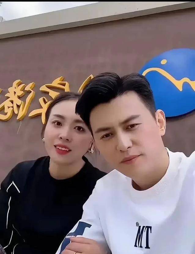 靳东46岁妻子晒近照打扮简约气质出众虽不惊艳却愈发耐看