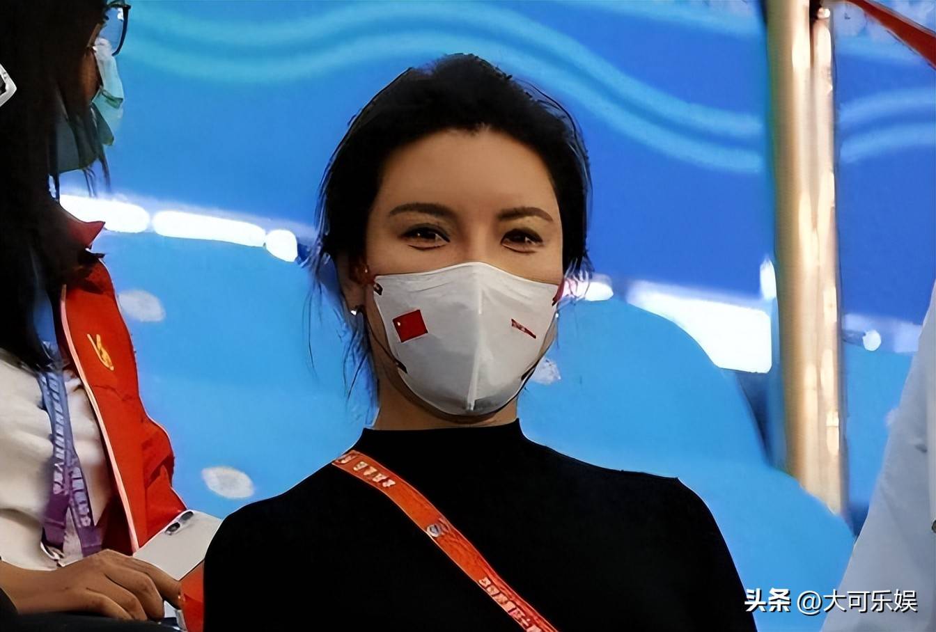 杜丽近况,年过40仍风姿绰约,从满脸痘蜕变成颜值女神