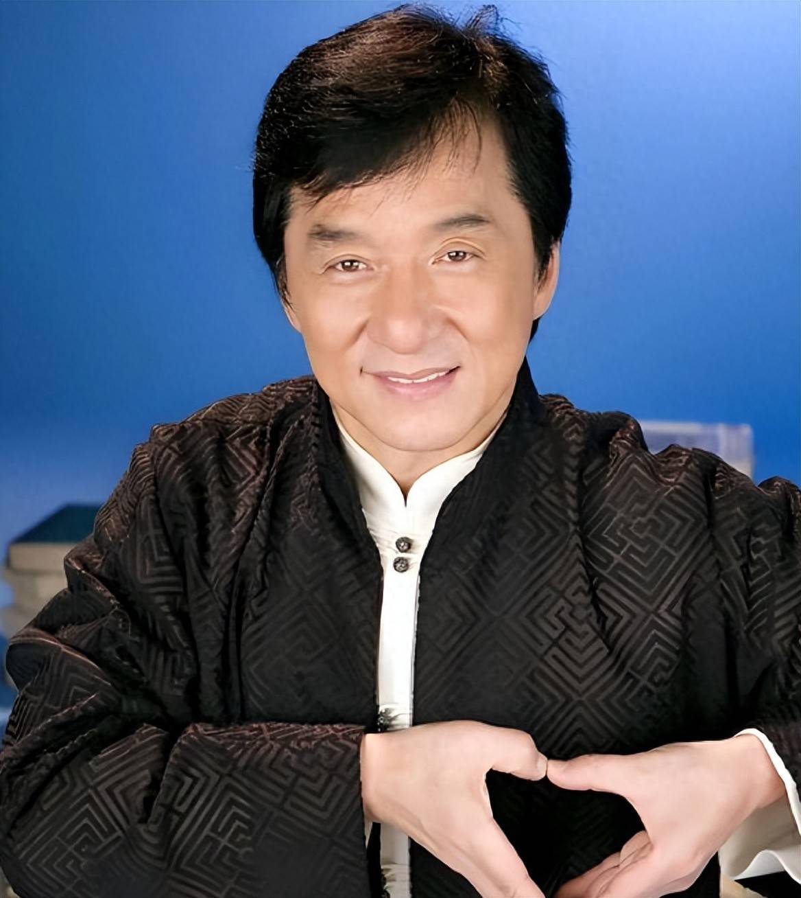 王晶再爆大料,成龙三次被扇耳光不还手,早年隐婚真相曝光太离谱