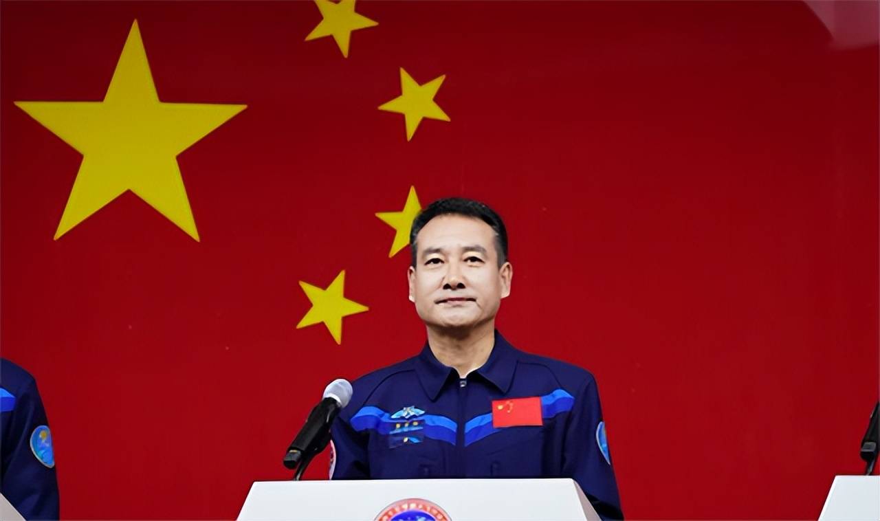 翟志刚的爱人,相貌不输王亚平,爽朗爱笑招人喜欢,曾提出离婚