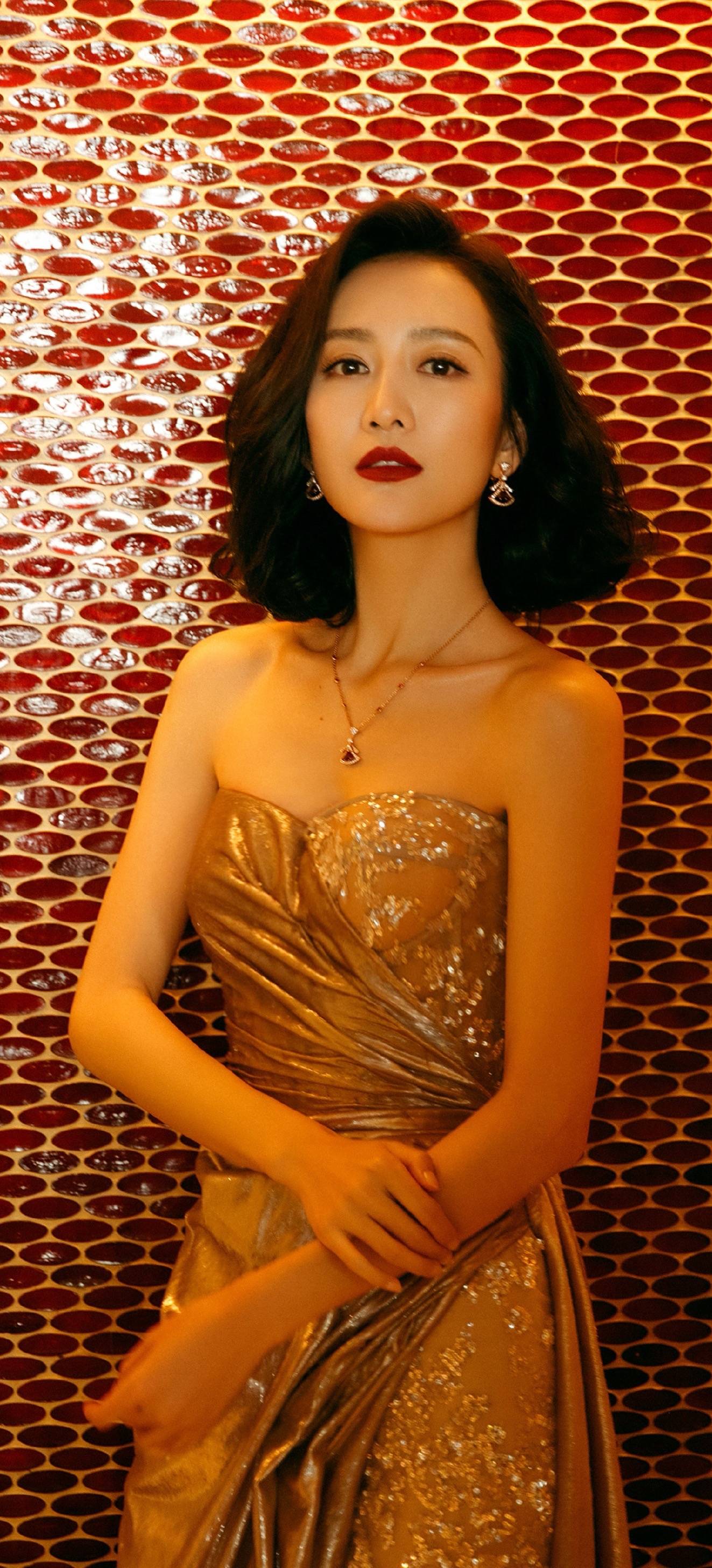 王鸥被拍带娃回家!2岁萌娃扎小辫,网友:这瓜比谍战剧还刺激