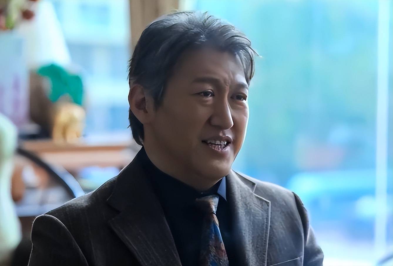 演员赵龙豪现状曝光,身材肥胖满脸皱纹不敢认,在张译手下打工