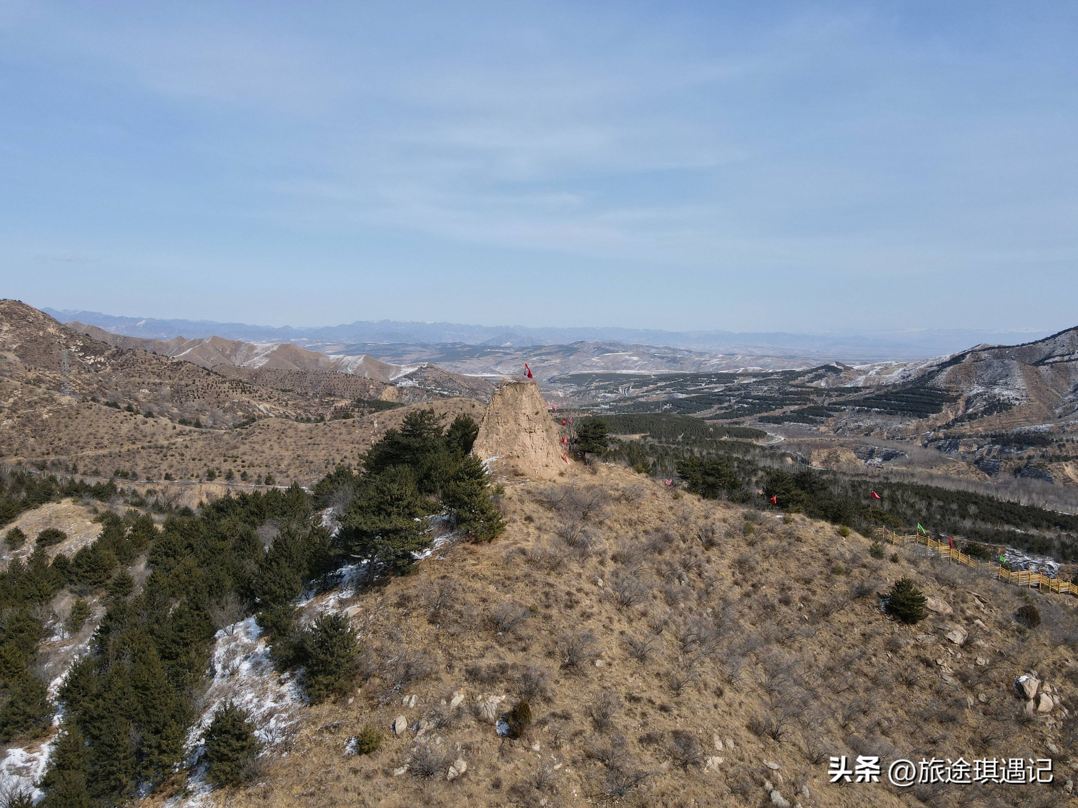平型关古称瓶形寨,因周围的山川地形宛如瓶口般封闭而得名