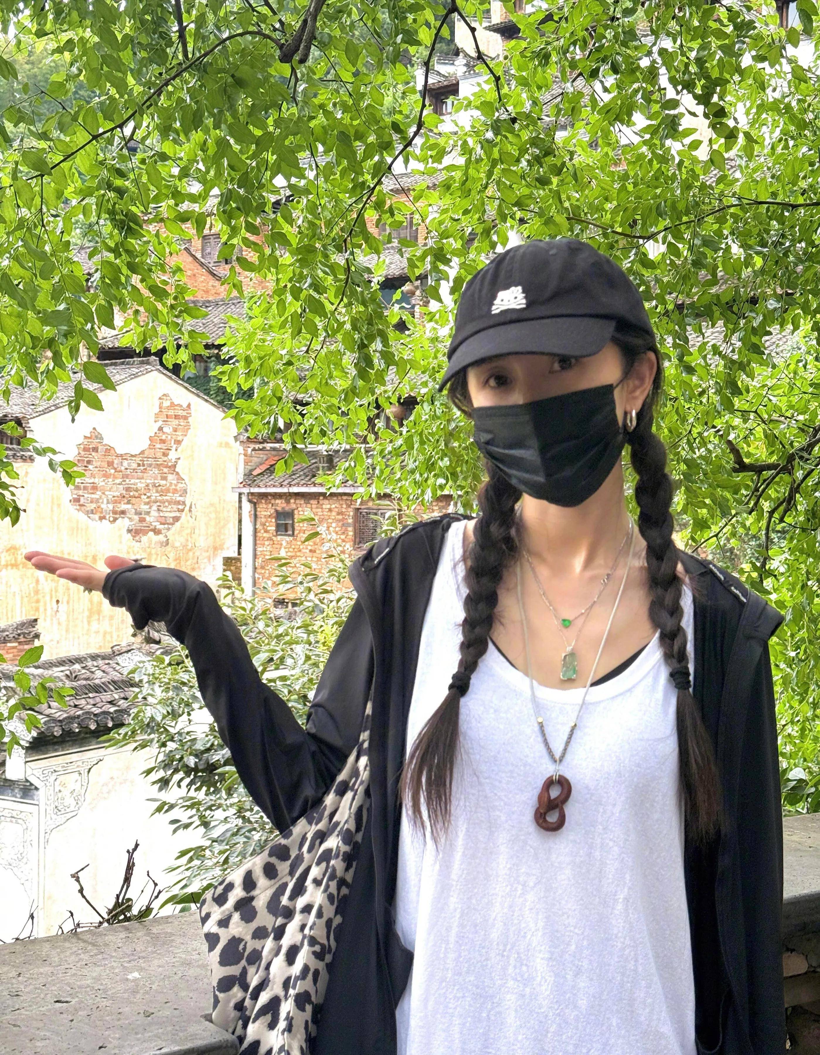 原创杨幂穿50块背心游江西她扎双麻花辫俏皮她戴黄金手链运动美