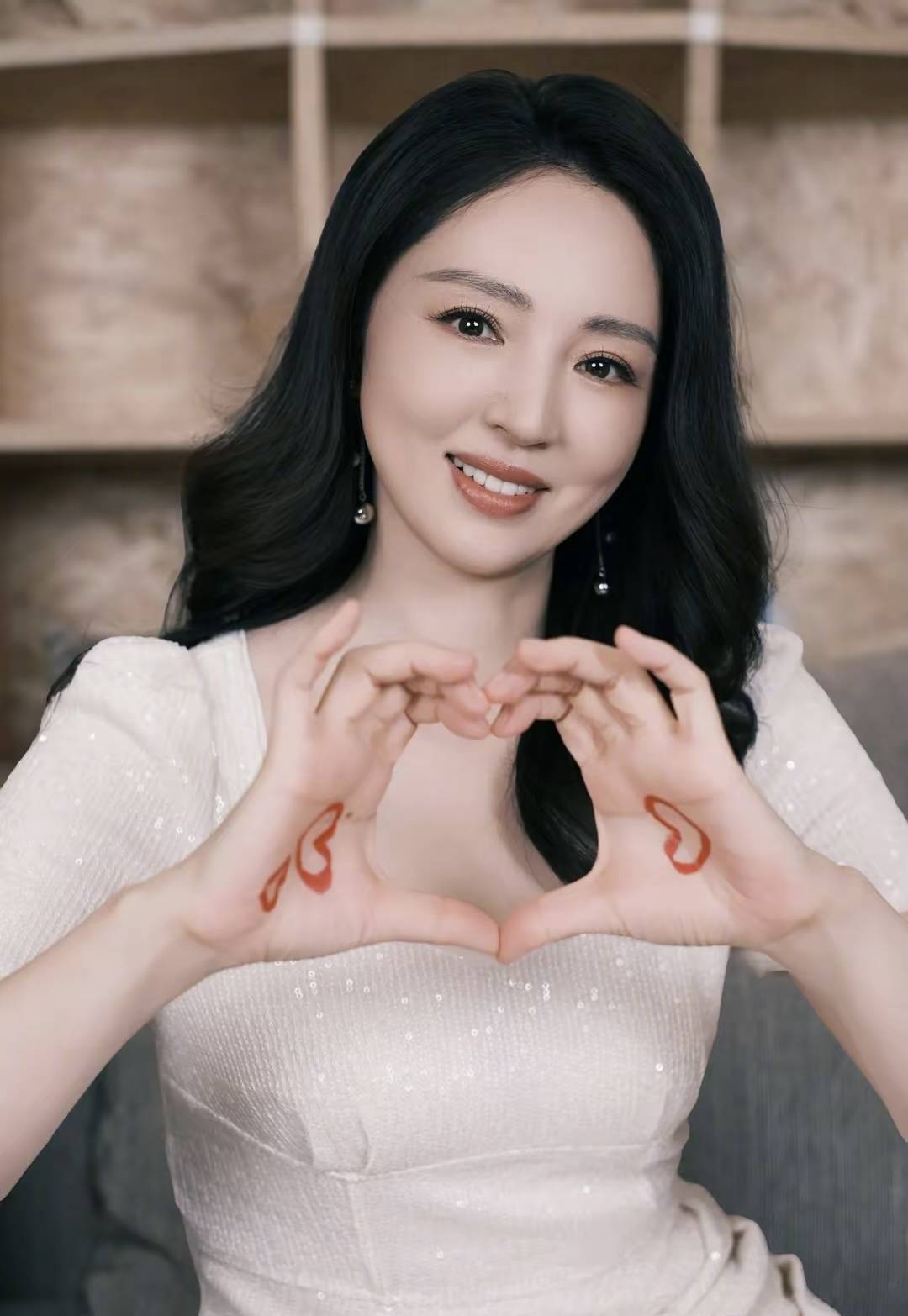 45岁董璇再婚引发热议,小9岁男友这举动感动她,佟丽娅激动落泪