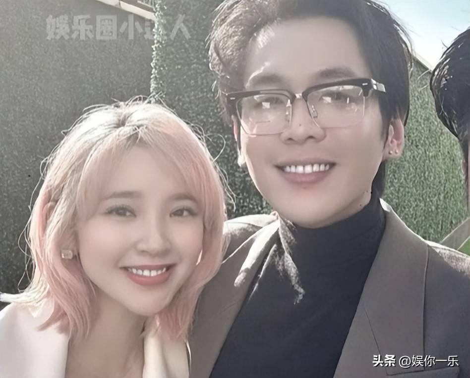 张若昀一家3口看展,全程照顾5岁女儿!唐艺昕包臀裙自拍,腰好细