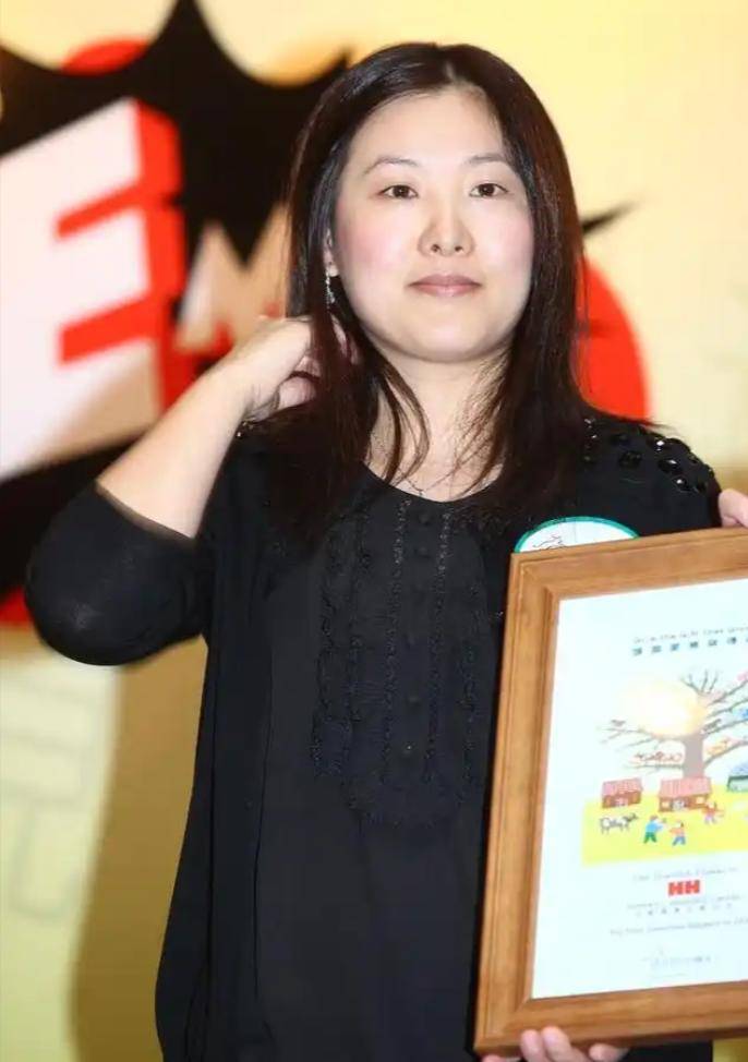 47岁伏明霞现状, 与大26岁老公梁锦松感情好, 一家五口幸福美满