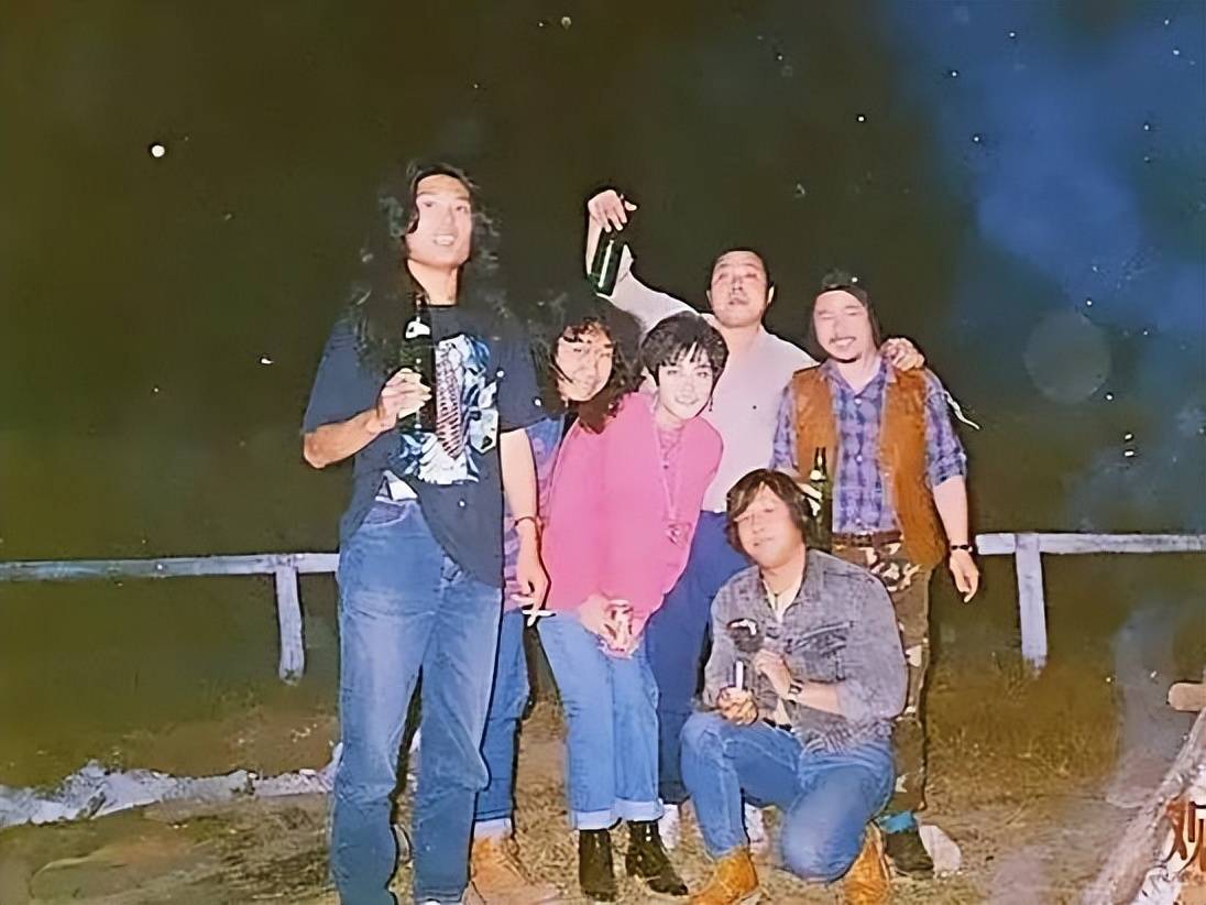 56岁窦唯:隐居阿那亚,头发花白索性剃光头,活成了自己