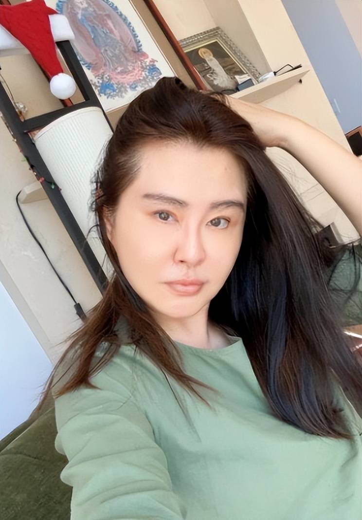 王祖贤罕见自拍,逆龄状态惊叹网友,气质不输小花