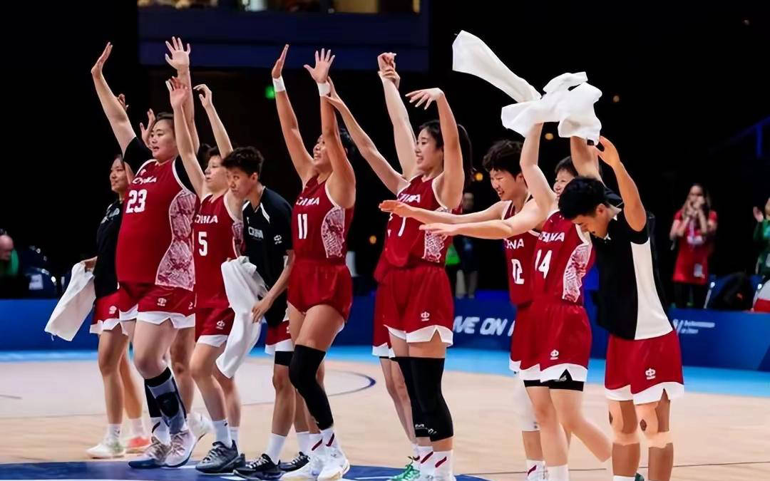 中国女篮力克美国队卫冕大运会冠军，李笋南战术智慧显神威